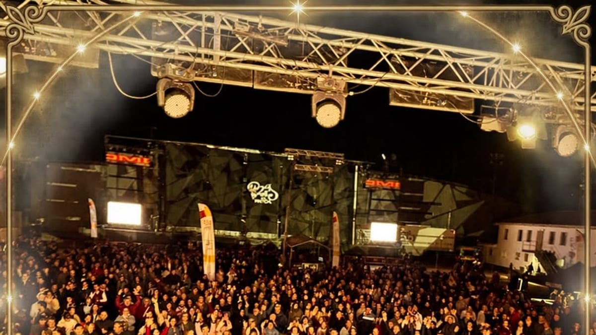 La Brújula Show durante el acto de cierre de temporada en Cuenca