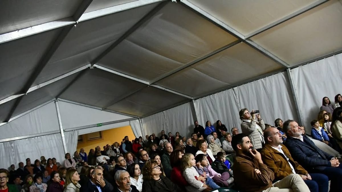 Alcalde y concejales de Cuenca durante el pregón inaugural de las Fiestas Patronales de La Melgosa en honor a la Virgen del Pilar, con vecinos presentes en la coronación de la Corte de Honor