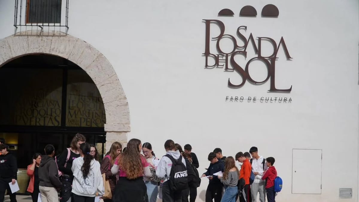 Jóvenes participantes en la jornada de DipuJoven en La Roda con disfraces temáticos y actividades lúdicas