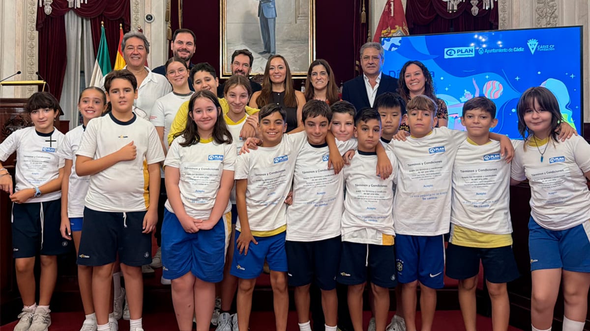 Alumnas del colegio La Salle Mirandilla presentando dieciséis cláusulas de derechos durante el Pleno Infantil en Cádiz