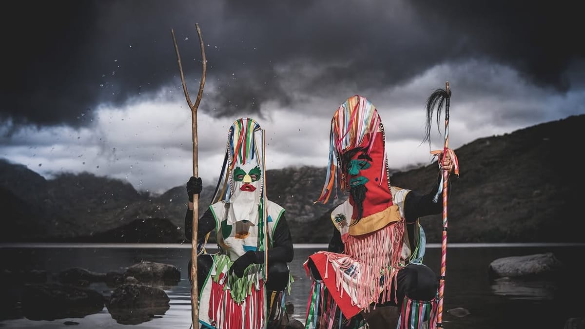 Mascaradas tradicionales en el Lago de Sanabria durante el III Encuentro y Exaltación de las Mascaradas, con cielo dramático de fondo