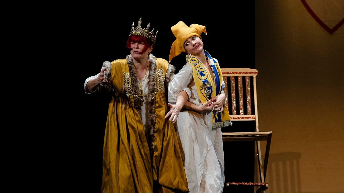 Escena de 'La Reina Brava' con integrantes de la compañía Las Niñas de Cádiz en el Gran Teatro Falla durante el Festival Internacional de Teatro