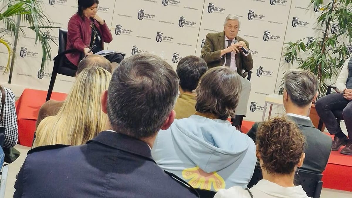 Presentación de la autobiografía de Leopoldo López Gil en el Patio Central de ESMAR en Arganda del Rey