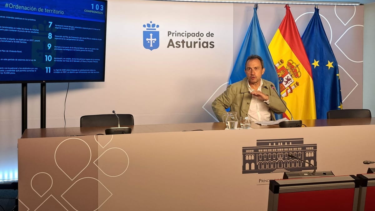 Consejero de Ordenación del Territorio presentando compromisos sobre vivienda y ordenación territorial en Asturias