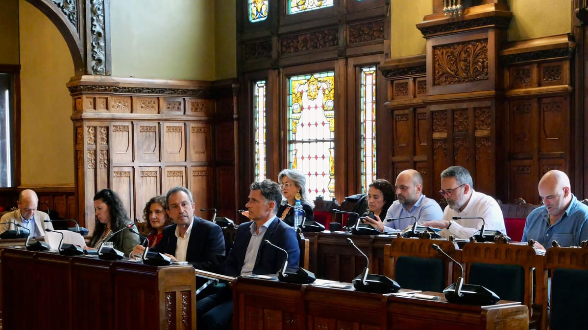Sesión plenaria de la Junta General del Principado de Asturias con consejeros en banco de madera con micrófonos