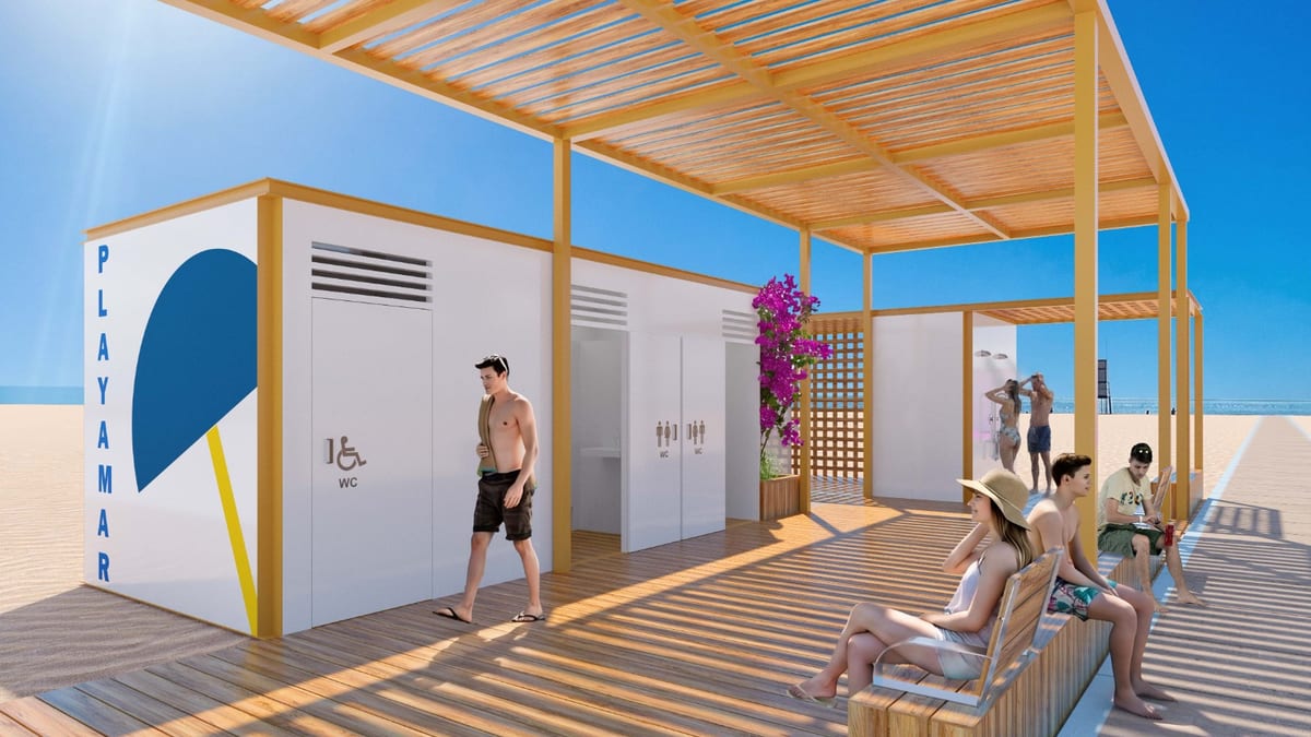 Señalización de accesibilidad en playas de Torremolinos con símbolos de discapacidad y servicios disponibles