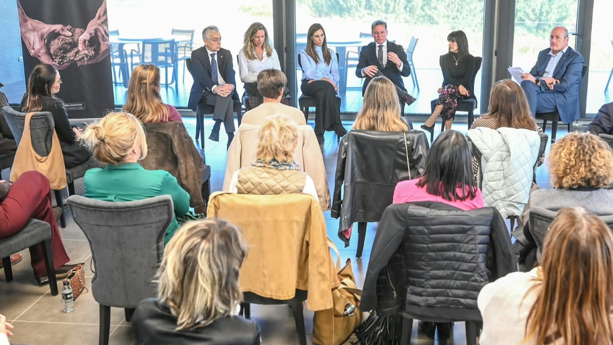 Sesión de panel sobre liderazgo femenino en Bodegas Carmelo Rodero de Pedrosa de Duero con empresarias y profesionales del sector vitivinícola de Ribera del Duero