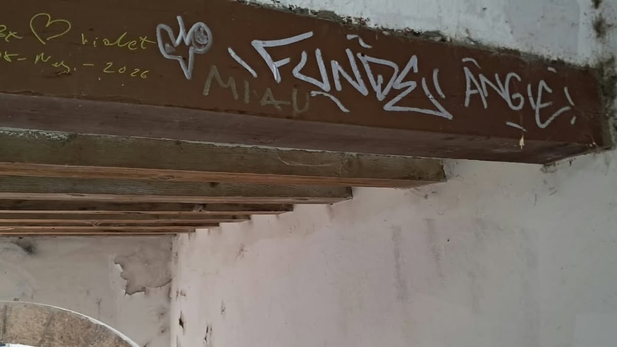 Equipo municipal de limpieza trabajando en la eliminación de grafitis en espacios públicos de Cuenca