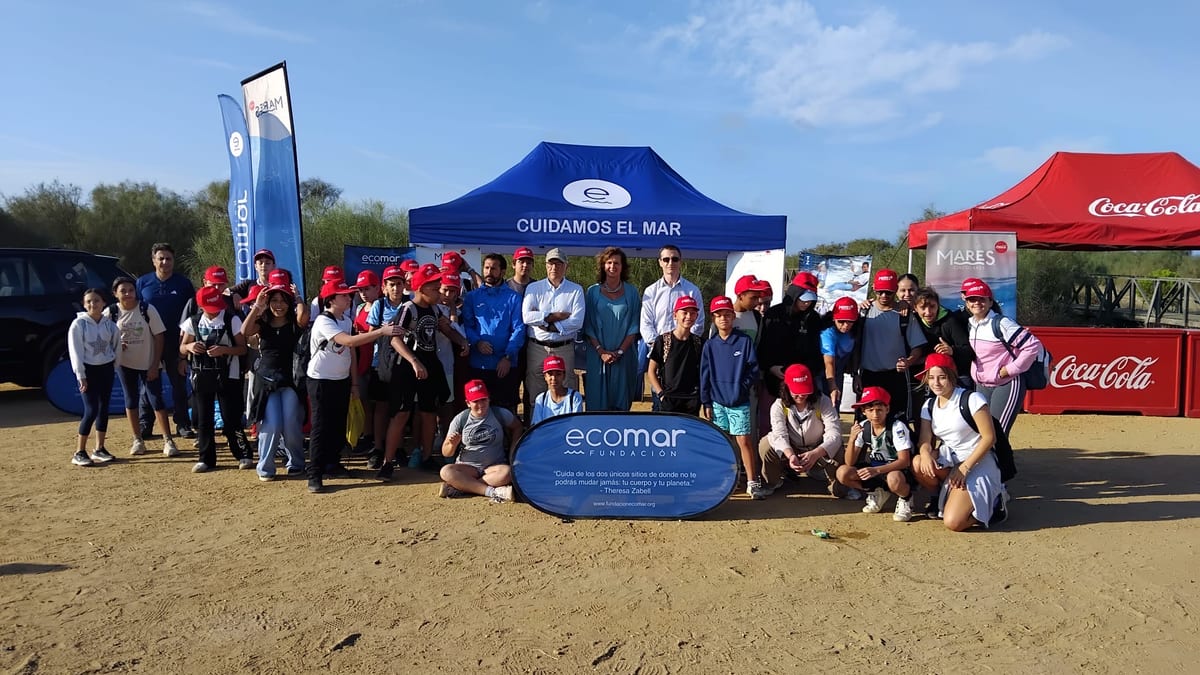 Personas voluntarias realizando limpieza en el Paraje Marismas del Odiel durante la jornada de sensibilización ambiental del programa Mares Circulares