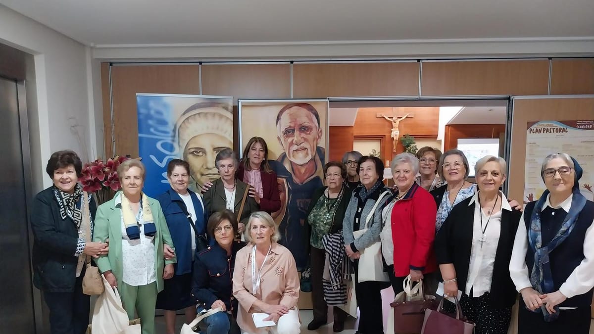 Llanos Navarro acompañada de participantes en el Encuentro regional de la Asociación de Caridad de San Vicente de Paúl en el Cotolengo de Albacete