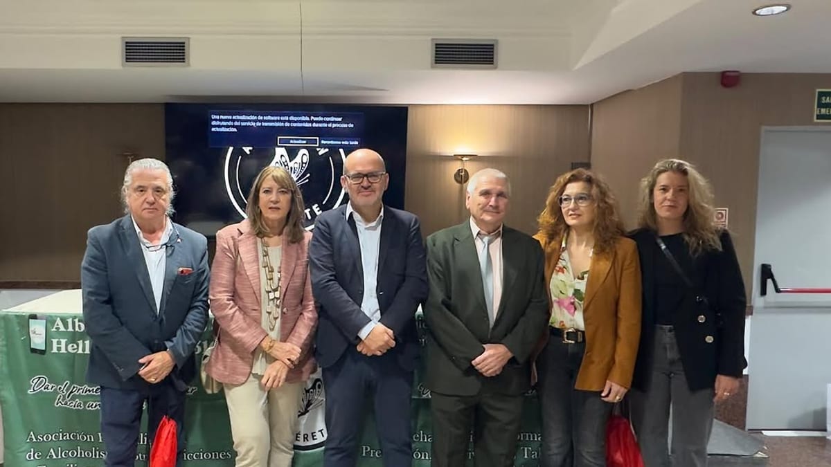 Llanos Navarro interviene en la apertura de las III Jornadas Anuales sobre Adicciones organizadas por la Asociación Quiérete Albacete-Hellín
