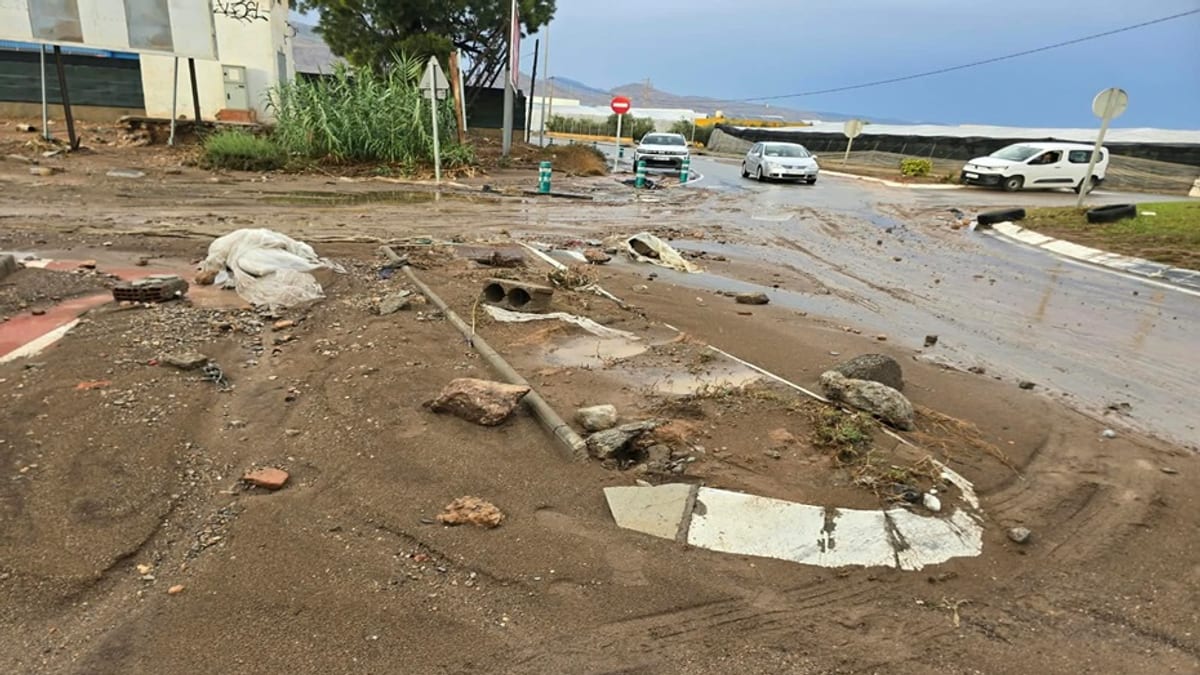 Equipo de emergencias interviniendo en incidente por inundación en El Ejido, Almería