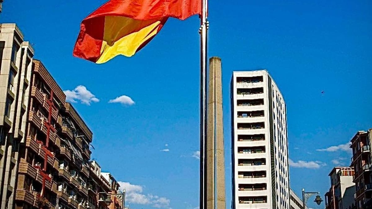 Bandera de España ondeando. Logroño celebra el Día de la Fiesta Nacional