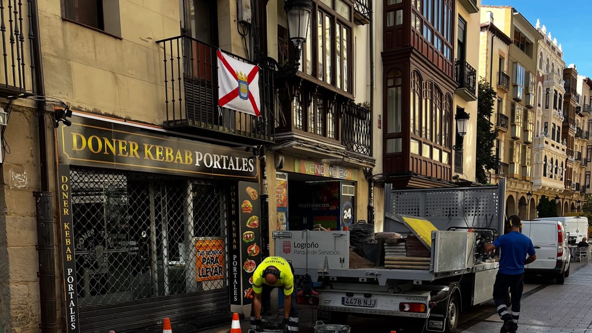 Trabajadores del Parque Municipal de Servicios realizando reparaciones urbanas en la calle Portales de Logroño
