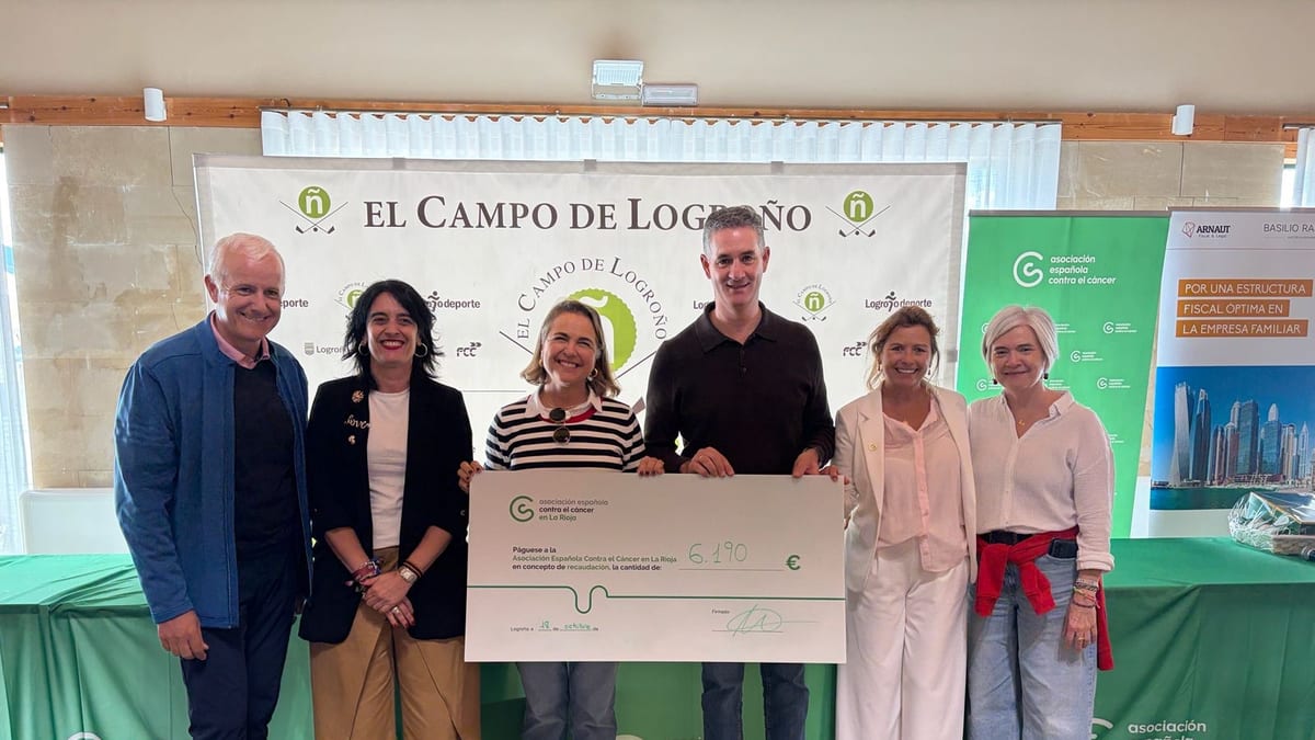 Participantes y autoridades municipales en la entrega de trofeos del 28º Torneo de golf 'Tu mejor golpe contra el cáncer' en el campo de Golf de Logroño