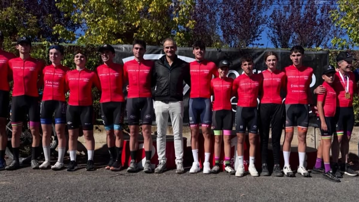 Grupo de ciclistas posando tras participar en la Carrera XCO Open Otoño de Logroño