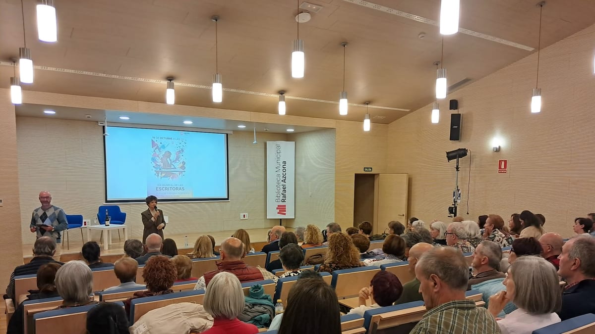 Sesión del encuentro de autoras 'Soñando palabras' en la Biblioteca Rafael Azcona de Logroño durante la celebración del Día de las Escritoras