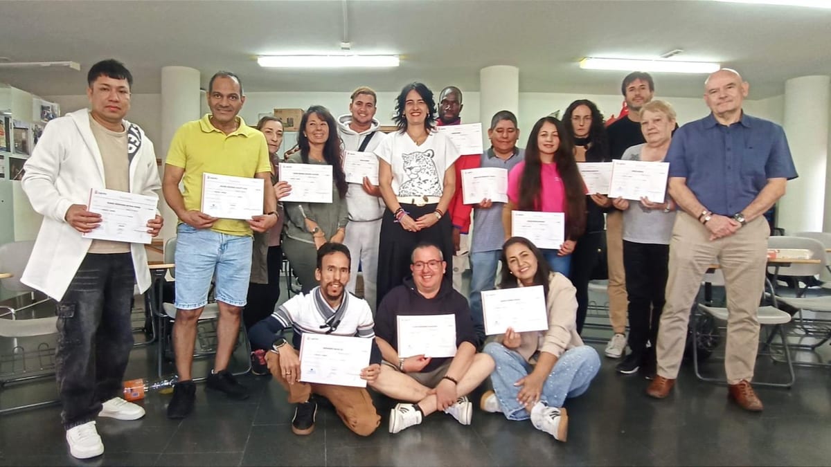 Grupo de participantes posando juntos con diplomas en acto de graduación de cursos de limpieza y cocina del Ayuntamiento de Logroño
