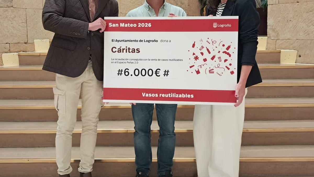 Cartel informativo sobre la donación de 6.000 euros a Cáritas Diocesana por la venta de vasos reutilizables durante San Mateo 2026 en Logroño