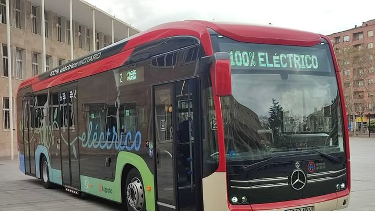Zona de estacionamiento habilitada junto al crematorio municipal de Logroño para Todos los Santos