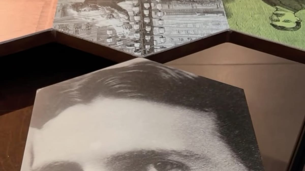 Alcalde Conrado Escobar y concejala Rosa Fernández visitando la exposición de Nikola Tesla en la Plaza del Ayuntamiento de Logroño