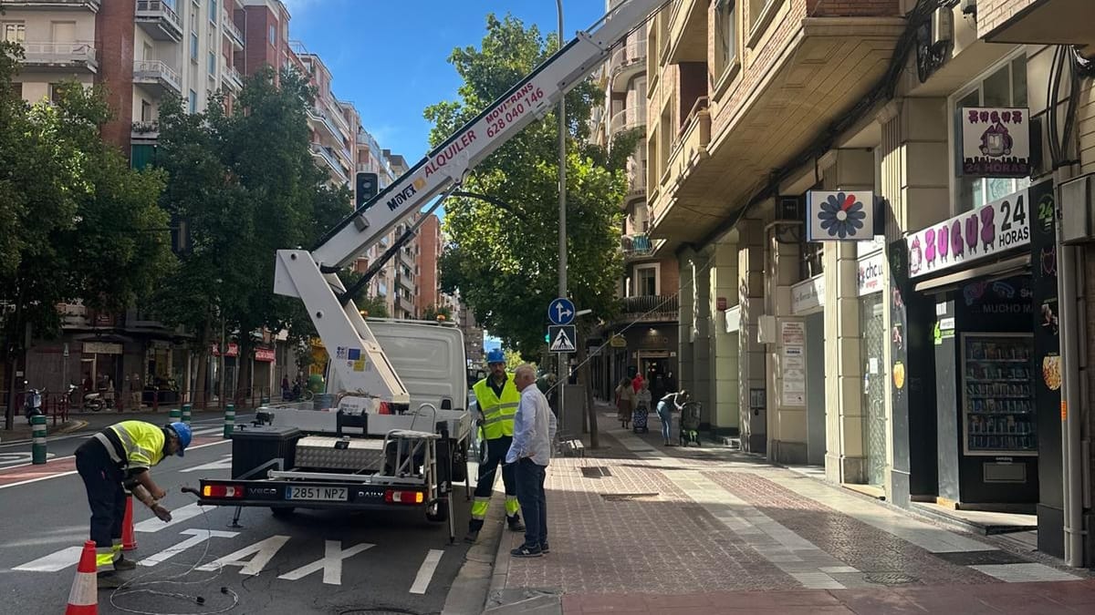 Primeras composiciones de iluminación ornamental navideña en las calles de Logroño