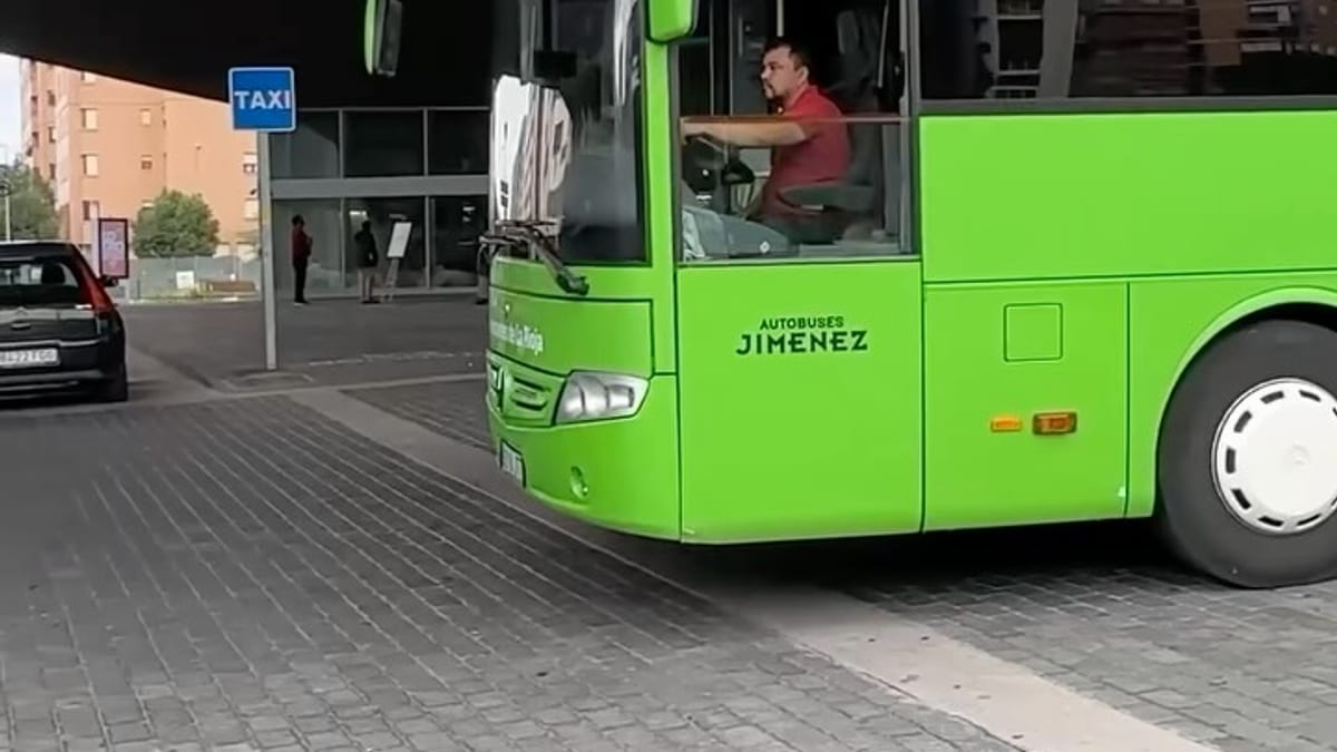 Cartel informativo sobre las mejoras en el entorno de la estación de autobuses de Logroño con detalle de glorieta, carril de transporte y señalización