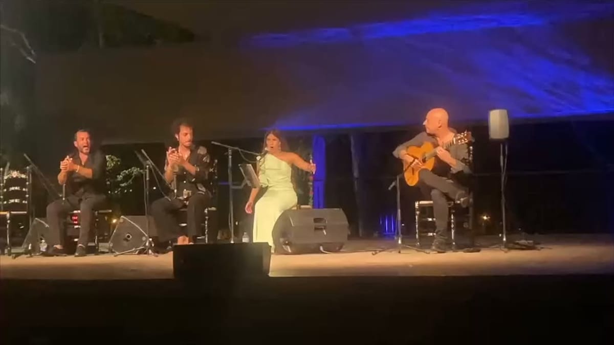 Lola La Chiri, cantaora joven, durante una actuación flamenca