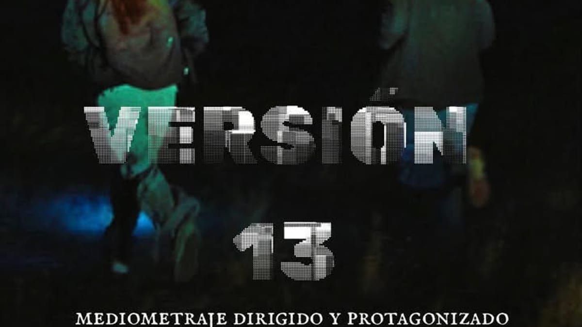 Cartel del mediometraje Versión 13 dirigido y protagonizado por Lola Perdiguero, con la frase «Pensamos que llegamos a un sitio nuevo pero ¿y si sólo estamos volviendo?»