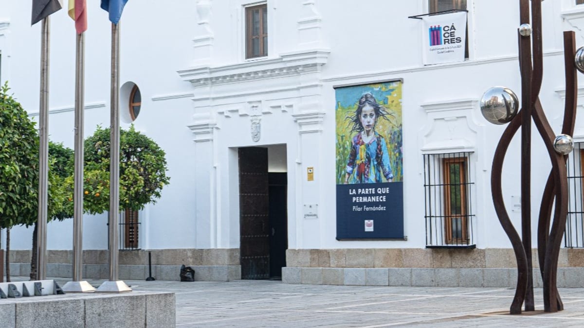 Lonas de Cáceres 2031 instaladas en la fachada de la Asamblea de Extremadura con la candidatura de la ciudad a Capital Europea de la Cultura