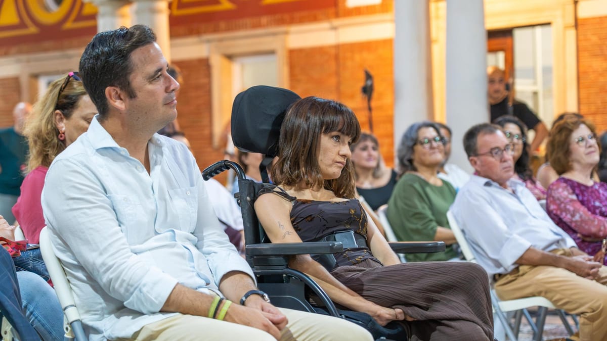 Lorena Bogado en un evento cultural de Huelva presentando su proyecto de poesía musicalizada