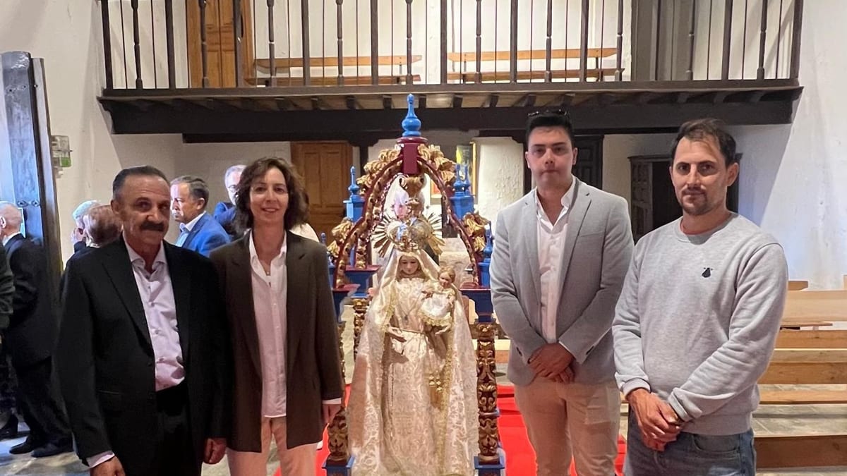 Celebración en Losacino con vecinos, alcalde y diputada junto a imagen de la Virgen del Rosario en el interior de la iglesia