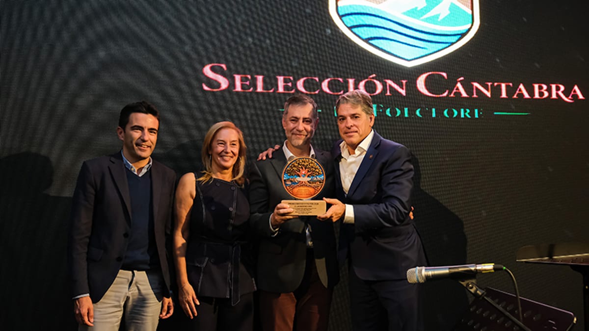 Acto de entrega del I Premio Raíces y Frutos de la Selección Cántabra de Folclore a Luis Martínez Abad