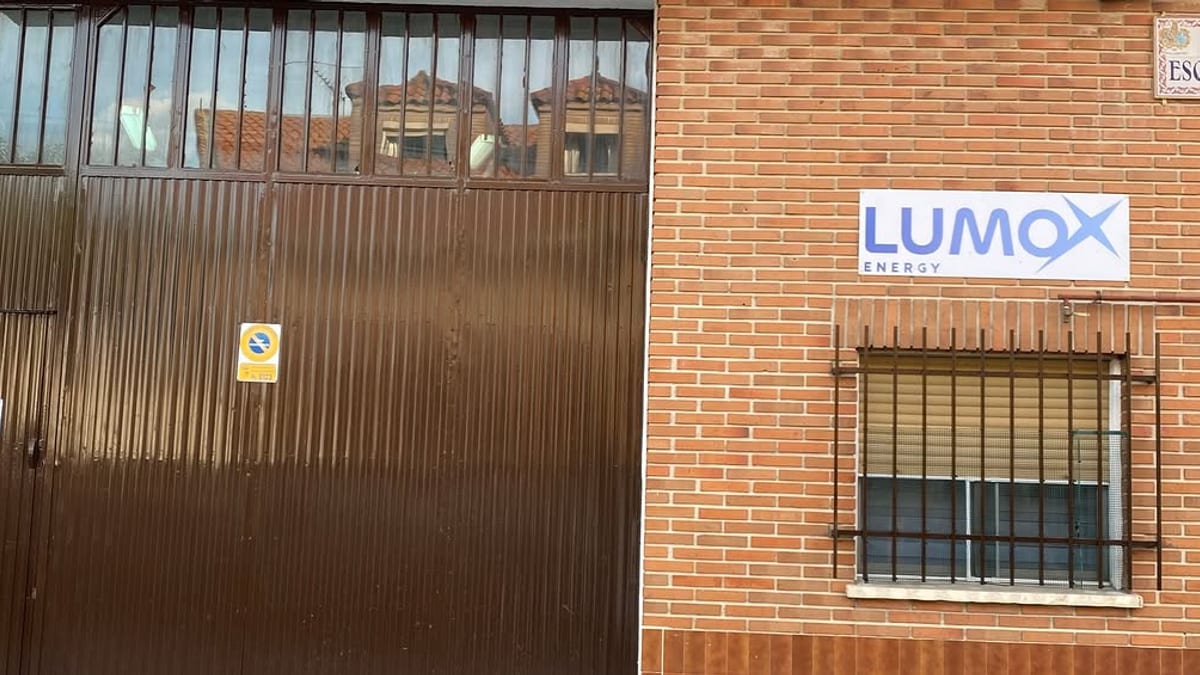 Cartel campaña Todo Suma Lumox Energy con información de servicios de energías renovables y eficiencia energética