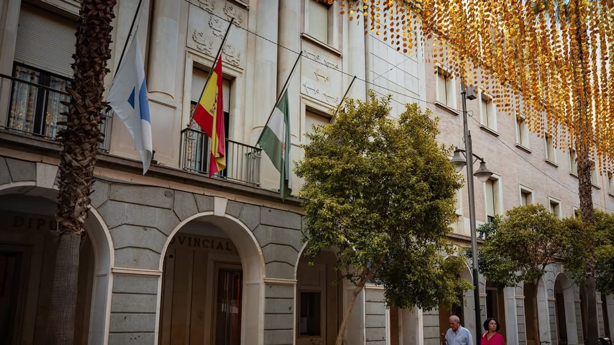 Banderas a media asta en la Diputación de Huelva en luto oficial por el accidente ferroviario de Toledo