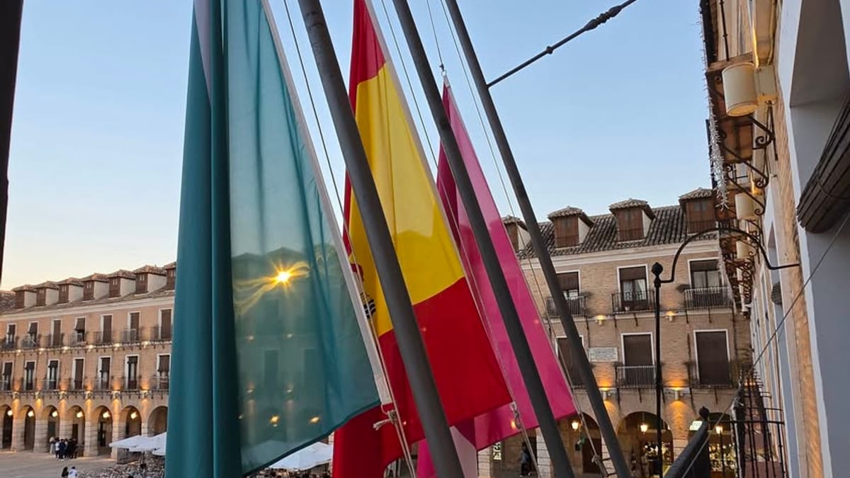 Bandera española a media asta en señal de luto oficial