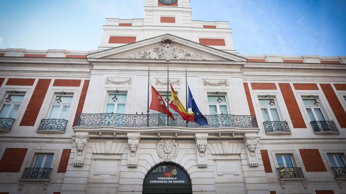 Banderas a media asta en la Real Casa de Correos de Madrid en señal de luto por el accidente ferroviario de Úrda