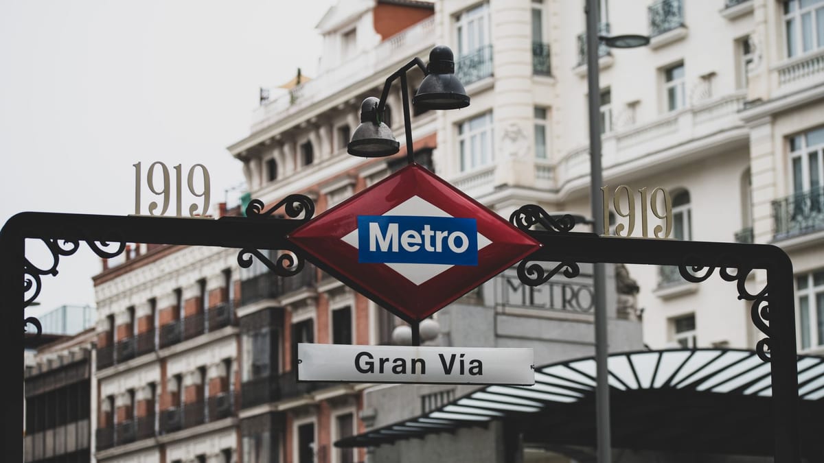 El consejero Jorge Rodrigo en las instalaciones accesibles de la estación Ciudad Lineal del Metro de Madrid