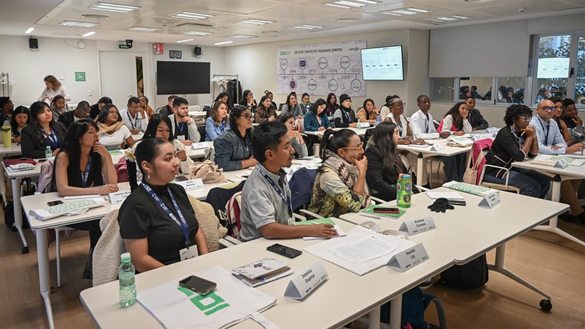 Sala de conferencias con decenas de personas participantes en el programa institucional de formación en emprendimiento social y liderazgo transformador