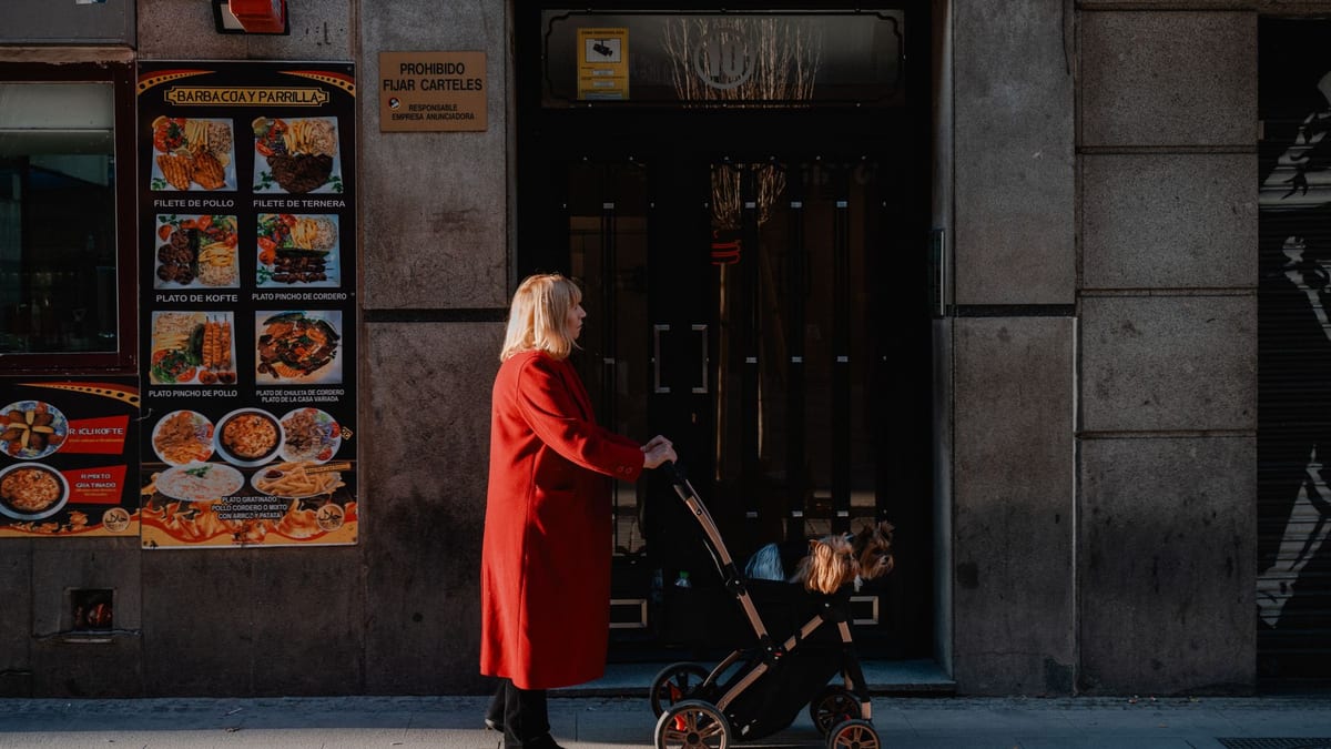 Carpa informativa del Salón para la Adopción de Animales de Compañía en la explanada de Puente del Rey de Madrid