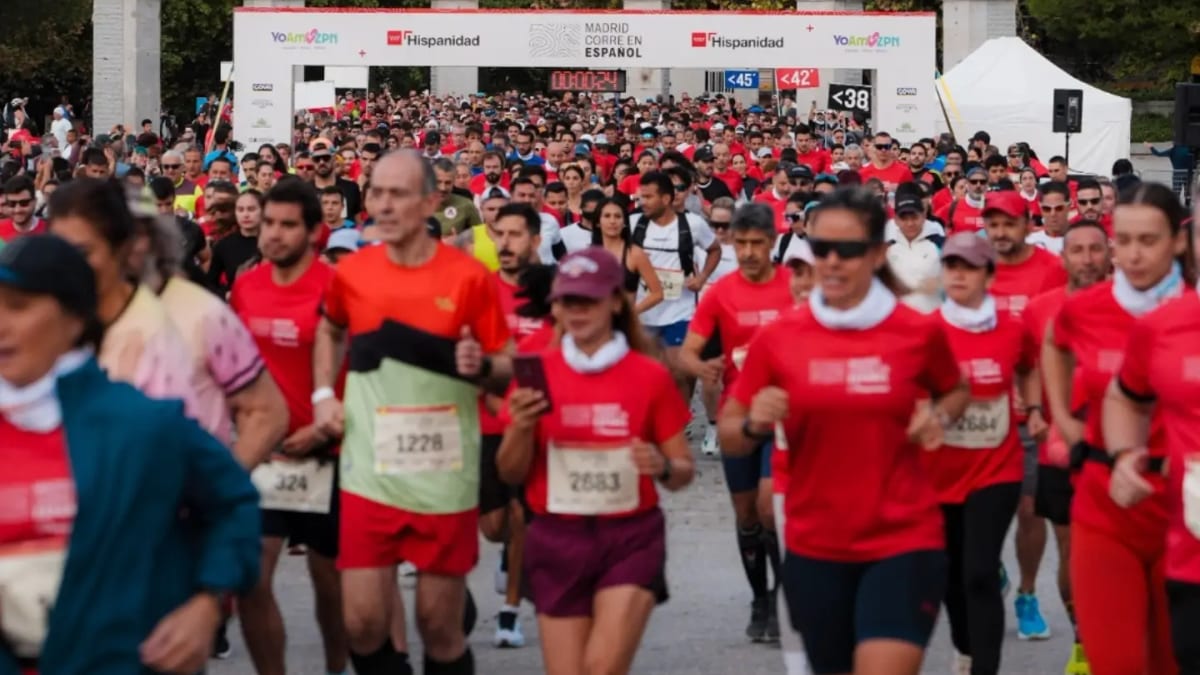 Carrera Madrid Corre en Español con participantes corriendo en un evento festivo de celebración de Hispanidad
