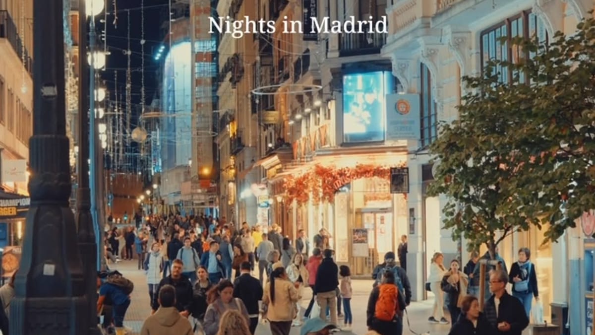 Vista nocturna de Madrid iluminada con vida y actividad tras el anochecer
