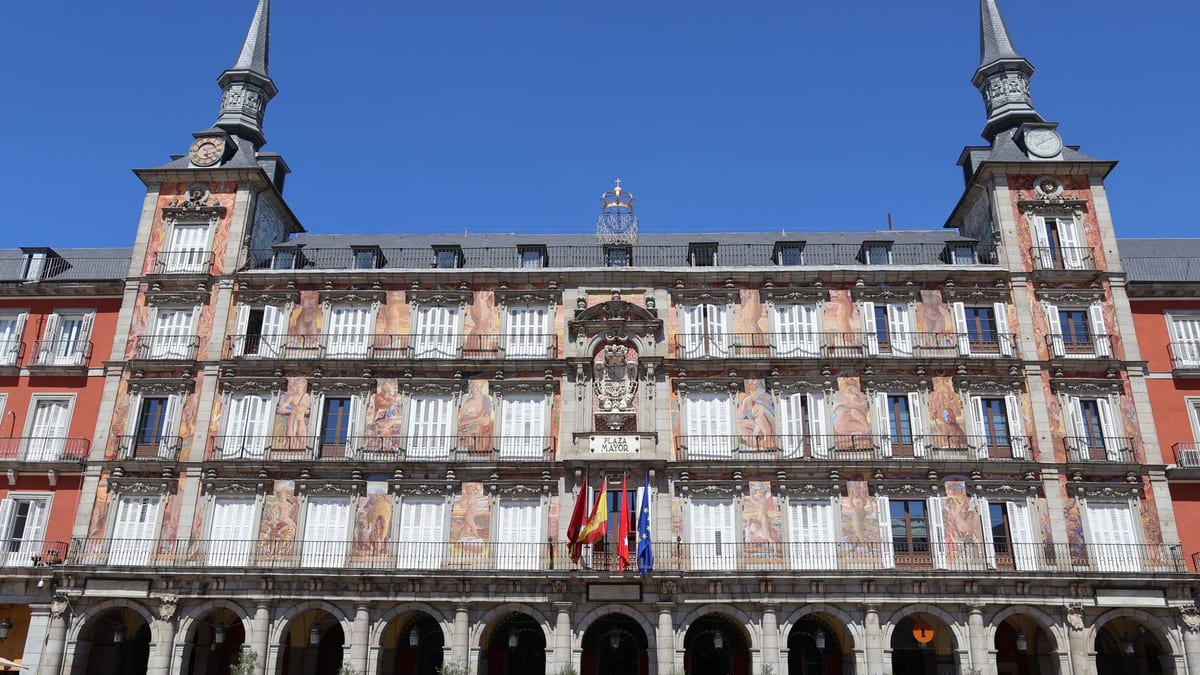 Fachada de la Real Casa de Correos iluminada de verde