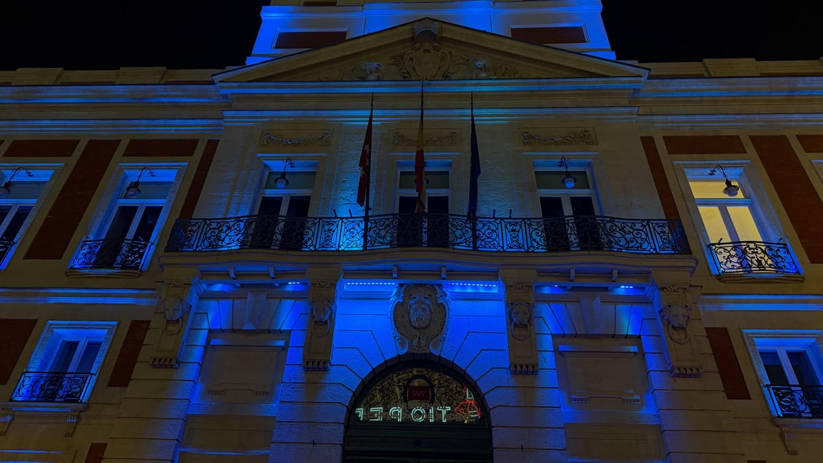 Real Casa de Correos de Madrid iluminada con luz azul claro en apoyo a personas con tumor cerebral