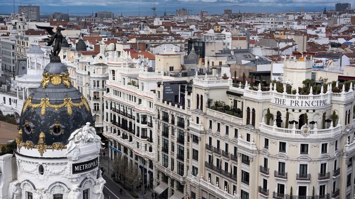Calle accesible de Madrid con aceras amplias y señalización clara para personas con movilidad reducida