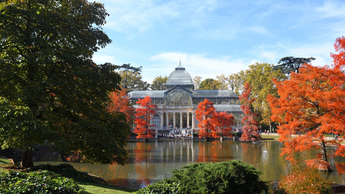 Palacio de Cristal del parque de El Retiro en Madrid, símbolo de la infraestructura y espacios emblemáticos de la capital para la celebración de congresos y eventos