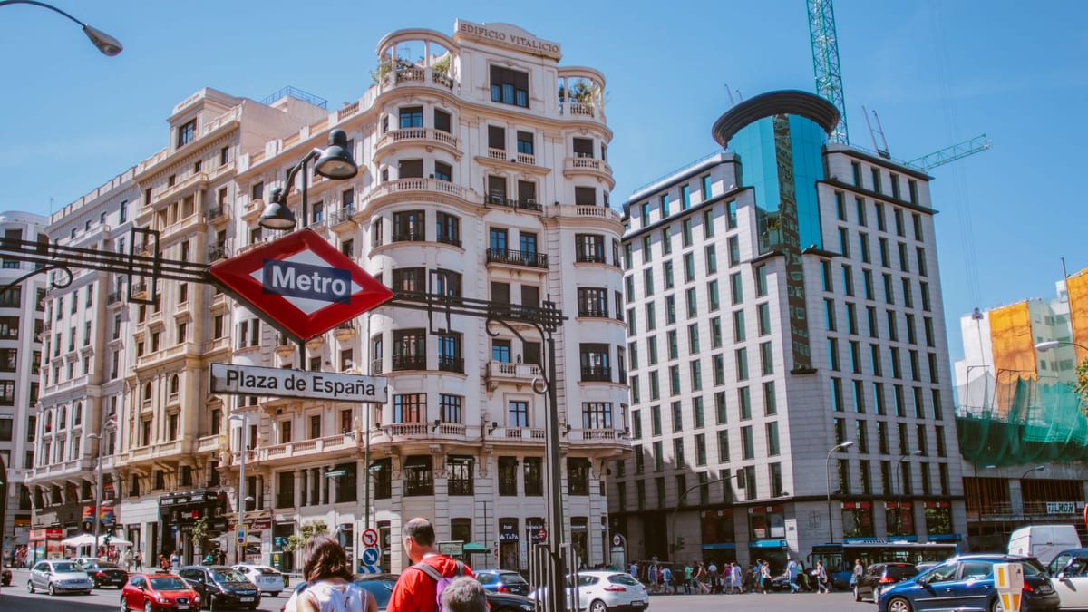 Desfile de las Fuerzas Armadas en Madrid durante el Día de la Hispanidad con refuerzo del servicio de Metro