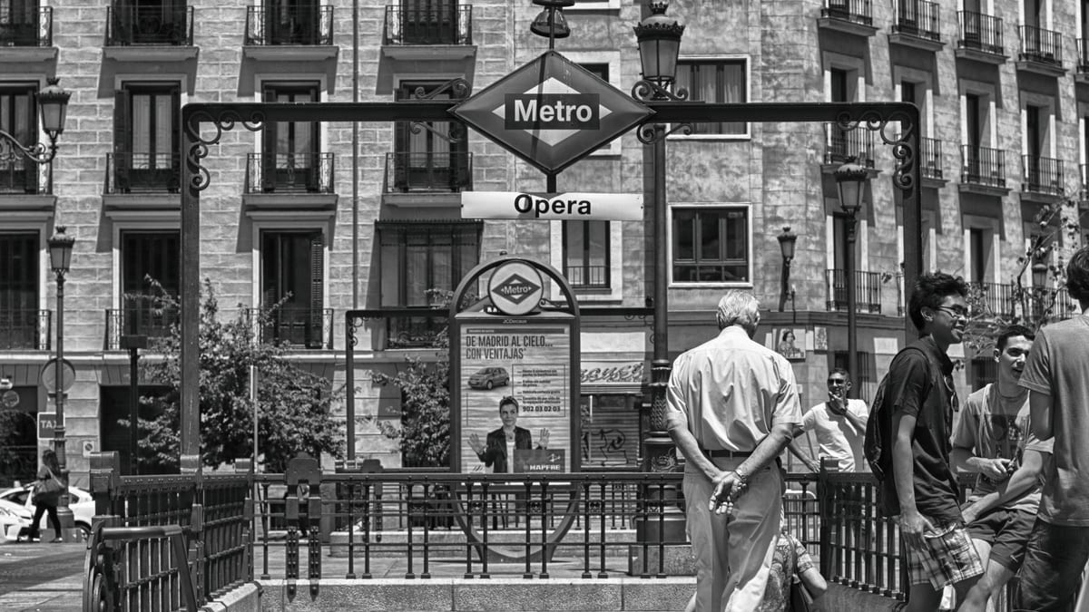 Escalera mecánica del Metro de Madrid durante tareas de mantenimiento y renovación