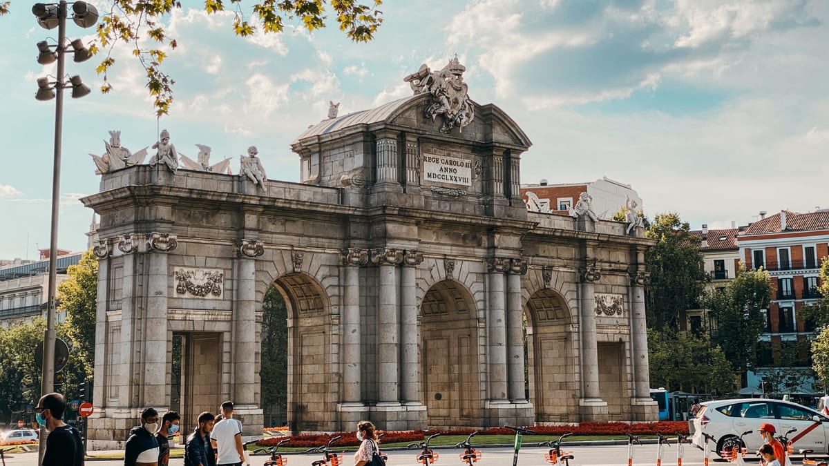 Línea de la ciudad de Madrid con edificios emblemáticos y símbolos de innovación y emprendimiento