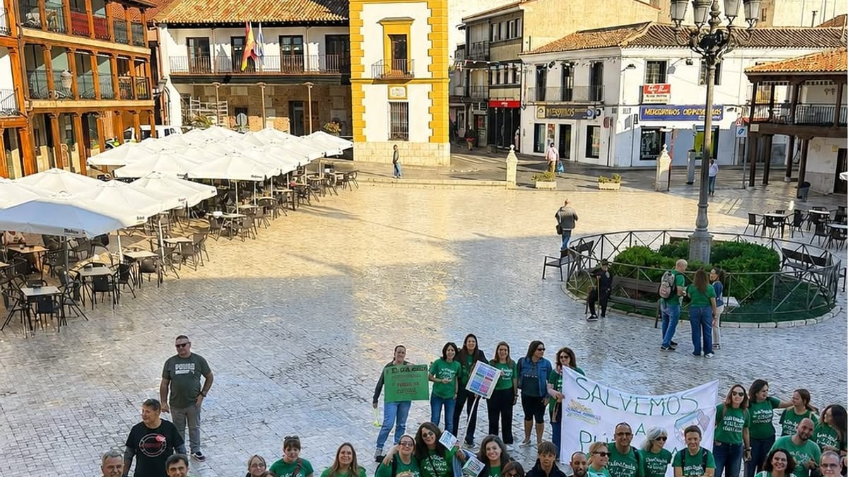 Concentración de maestros y profesores de Ciempozuelos en la plaza de la Constitución durante la huelga indefinida de educación